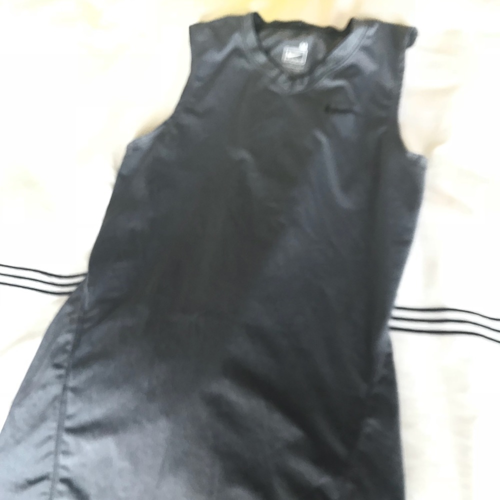 Nike workout top dry fit.